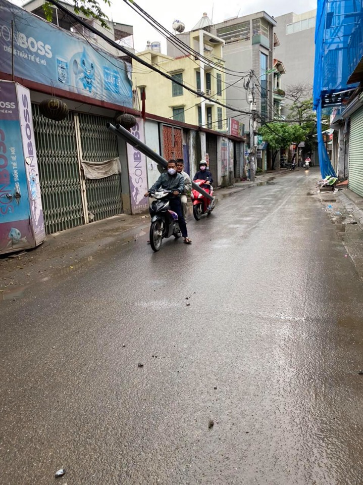 Vẫn còn tình trạng người dân ra đường không đeo khẩu trang, đội mũ bảo hiểm như quy định