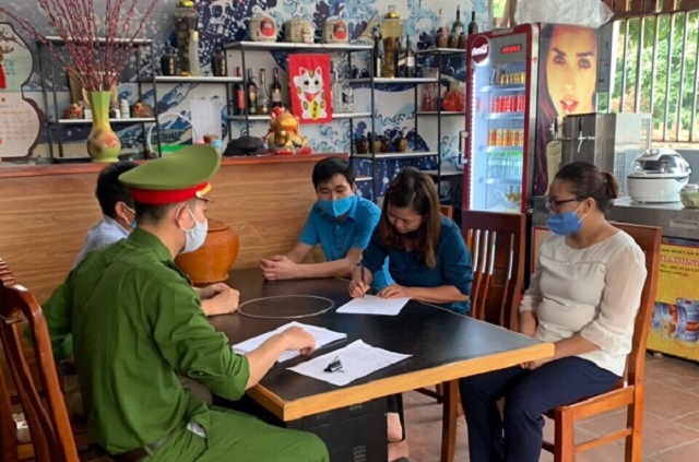 Hội LHPN huyện Mỹ Đức c&ugrave;ng với c&aacute;c ban ng&agrave;nh đo&agrave;n thể nhắc nhở c&aacute;c cửa h&agrave;ng kinh doanh dịch vụ thực hiện đ&uacute;ng chỉ đạo của TP.