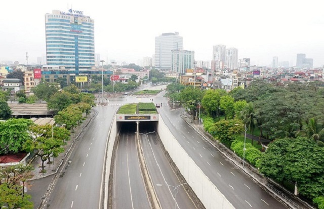 Hầm Kim Liên ngày thường có lưu lượng người và xe lưu thông đông đúc nay cũng vắng bóng phương tiện giao thông.