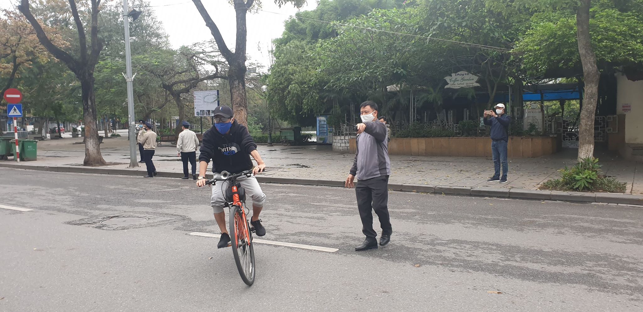 Người dân đạp xe quanh Hồ Hoàng Kiếm được nhắc nhở quay về nhà