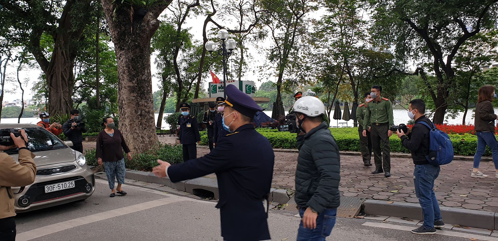 Lực lượng chức năng nhắc nhở người dân thực hiện lệnh cách ly giãn cách xã hội tại nơi công cộng