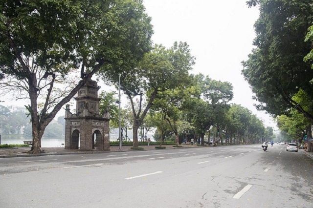 Hồ Gươm không còn nhiều người dân đi tập thể dục như những ngày vừa qua.