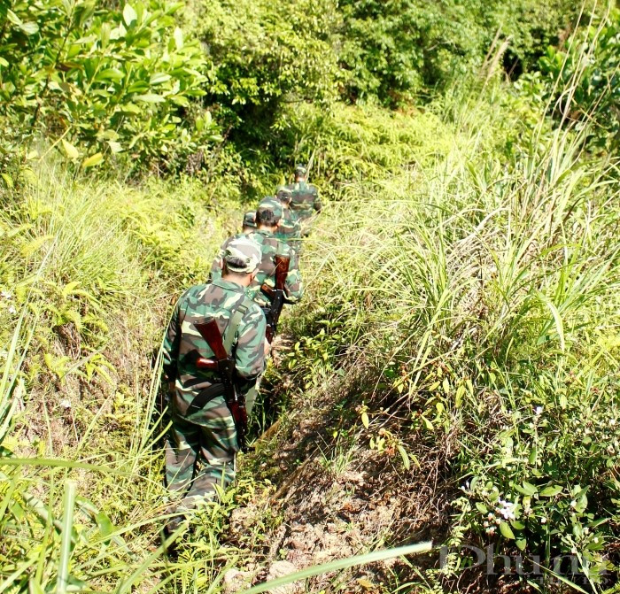 Trên mọi nẻo đường, các chiến sĩ BĐBP luôn không quản khó khăn, nỗ lực, quyết tâm vì sự bình an của nhân dân.