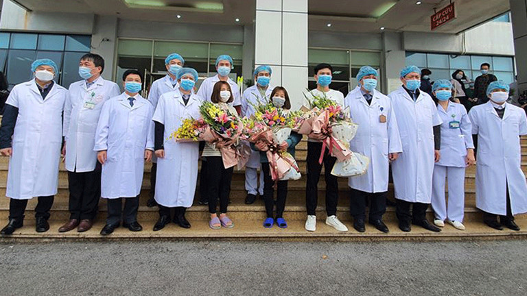 Các y bác sĩ chúc mừng các bệnh nhân đã hoàn toàn khỏi bệnh được xuất viện.