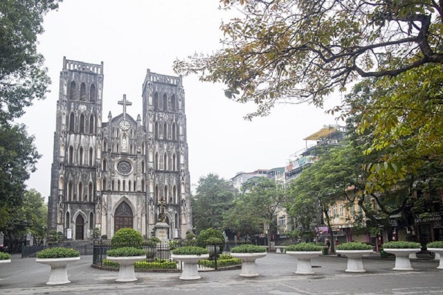 Nhà thờ lớn Hà Nội cũng vắng bóng người qua lại.