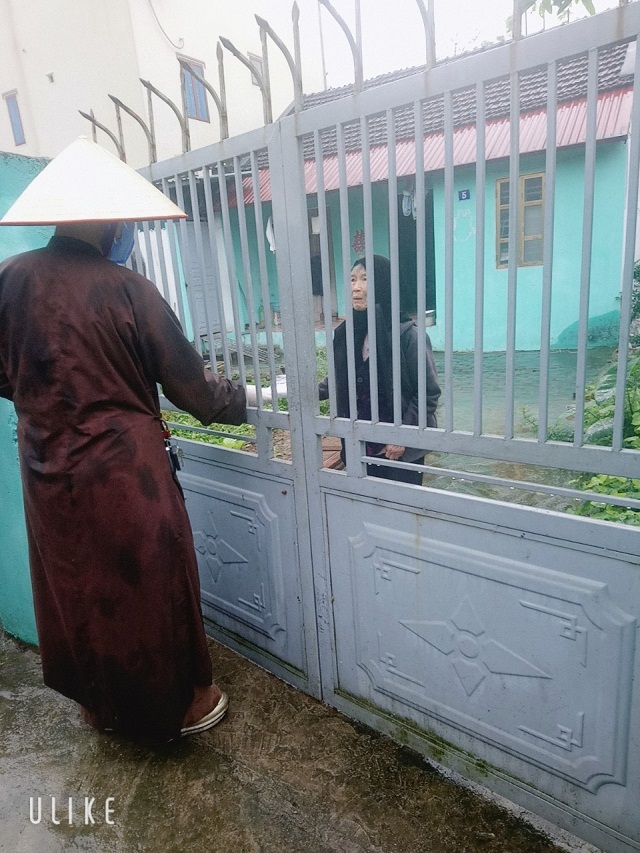 Với nhiều người dân, những chiếc khẩu trang của nhà chùa giống như điểm tựa tâm linh, giúp họ có thêm sức mạnh phòng chống dịch