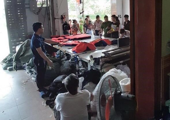 Lực lượng li&ecirc;n ng&agrave;nh kiểm tra ph&aacute;t hiện nhiều quần &aacute;o c&oacute; dấu hiệu giả mạo c&aacute;c thương hiệu nổi tiếng. (Ảnh: dms.gov.vn)