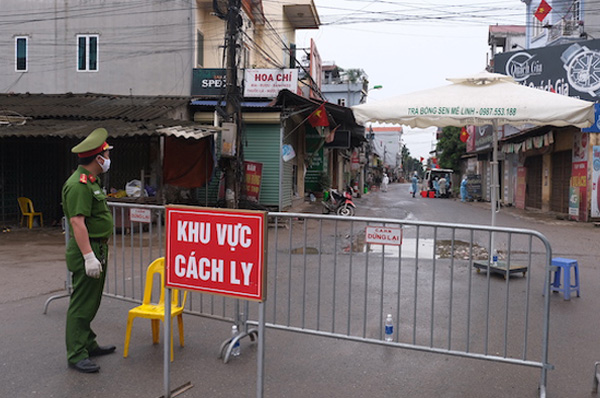 Lực lượng chức năng lập chốt cách ly thôn Hạ Lôi (xã Mê Linh, huyện Mê Linh).