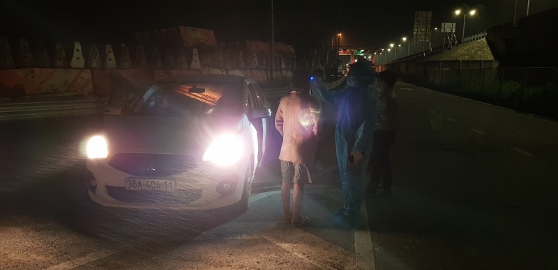 Đoàn viên thanh niên hỗ trợ đo thân nhiệt tại nút giao Vạn Điểm, Thường Tín