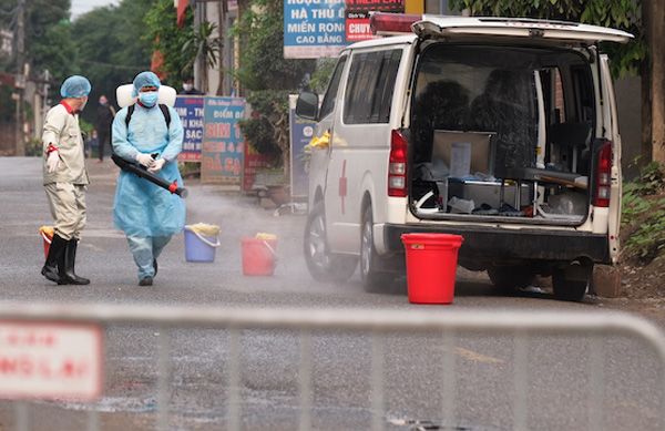 Cán bộ y tế phun sát khuẩn toàn bộ khu vực thôn Hạ Lôi (xã Mê Linh, huyện Mê Linh).