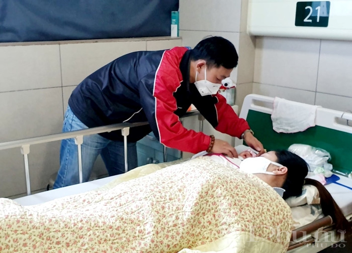 Niềm vui của ông bố, bà mẹ khi đón chào một thành viên mới trong BV Bạch Mai.