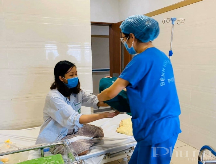 Bác sĩ BV Bạch Mai vui mừng chuyển những em bé mới chào đời tới tận tay các bà mẹ, trong niềm hạnh phúc khôn xiết.