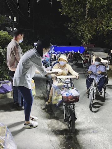 Cô đem từng phần quà của mình đến với các hoàn cảnh