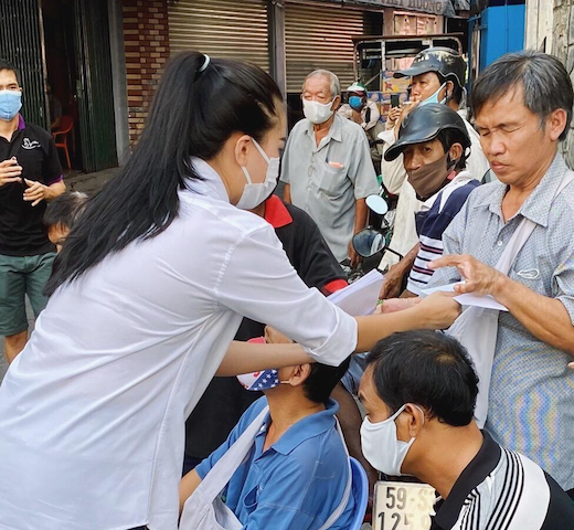 Hành động của Kim Duyên khiến bà con cảm động