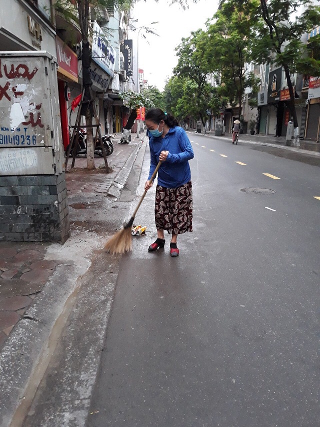 Thay vì làm theo nhóm, giờ đây mỗi hội viên tự vệ sinh đoạn đường trước cửa nhà mình (ảnh hội viên Hội LHPN Ba Đình)