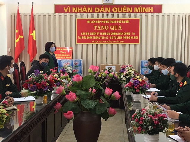 Đồng chí Lê Thị Thiên Hương khẳng định Hội LHPN Hà Nội luôn là hậu phương vững chắc để các cán bộ, chiến sĩ  an tâm thực hiện nhiệm vụ nơi tuyến đầu chống dịch