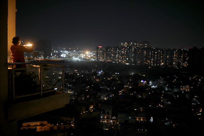 Người dân Ấn Độ thắp nến cầu nguyện. Ảnh: AP