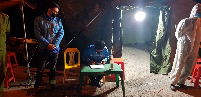 Đoàn viên thanh niên hỗ trợ lực lượng chức năng tại nút giao Khê Hồi, Hà Hồi, Thường Tín