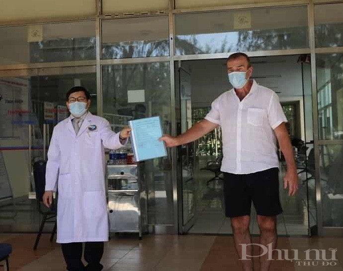 BN 57, quốc tịch Anh được BV Đa khoa TƯ Quảng Nam trao quyết định công bố khỏi bệnh vào ngày 5/4/2020.