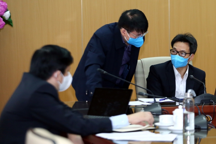 Phó Thủ tướng Vũ Đức Đam trao đổi với lãnh đạo Bộ Y tế về công tác bảo đảm trang thiết bị y tế cho phòng, chống dịch.