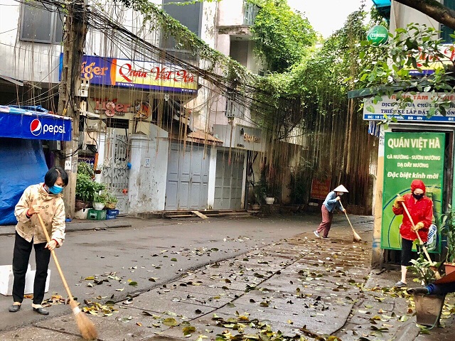 Các chị em giữ khoảng cách an toàn khi tham gia tổng vệ sinh để phòng chống dịch bệnh (ảnh hội viên Hội LHPN Đống Đa)