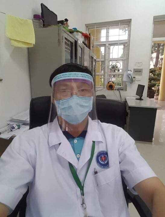 Bác sỹ Nguyễn Đức Trại- Trạm trưởng trạm y tế xã Đồng Tiến, huyện Ứng Hòa cho biết: Mấy ngày này, được các Hội phụ nữ chia sẻ, quan tâm thăm hỏi, tặng quà đặc biệt là món quà tặng là những chiếc mũ chắn giọt bắn này, các nhân viên, y bác sỹ chúng tôi rất vui và đã trang bị cho y bác sĩ, cán bộ trong trạm y tế xã.