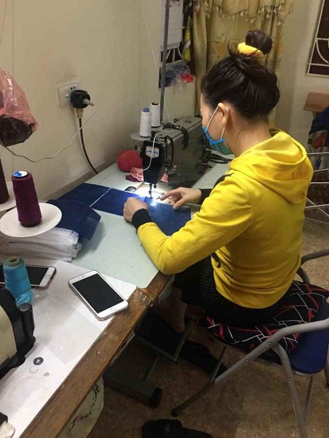 Hội viên Hội LHPN huyện Gia Lâm  góp sức may khẩu trang nhưng vẫn đảm bảo an toàn cho bản thân