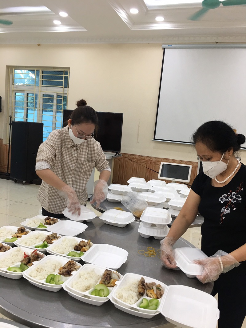 Từ cuối tháng 3 đến nay, Hội PN Hoàng Mai vẫn tích cực tham gia công tác hậu cần phục vụ các chiến sỹ trực cách ly tại khu Pháp Vân Thanh Trì