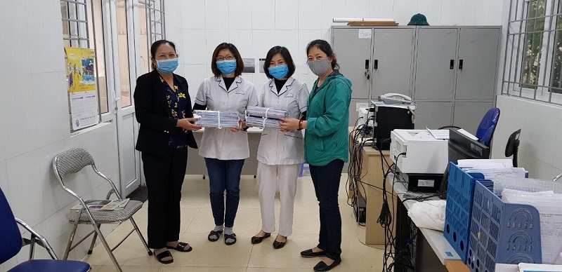 Với tinh thần cổ vũ động viên tuyến đầu phòng chống dịch Hội đã tặng cho 14 trạm y tế trên địa bàn quận mỗi đơn vị 20 chiếc, tặng cho công an phường Thanh Trì 30 chiếc, tặng cho Ban chỉ huy quân sự phường 10 chiếc.
