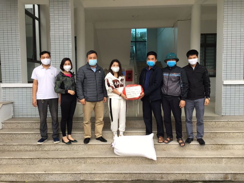 Chủ tịch UBND xã Cự Khê Đặng Anh Phương trao lương thực thực phẩm cho đại diện các gia đình bị cách ly ở toà nhà HH01B