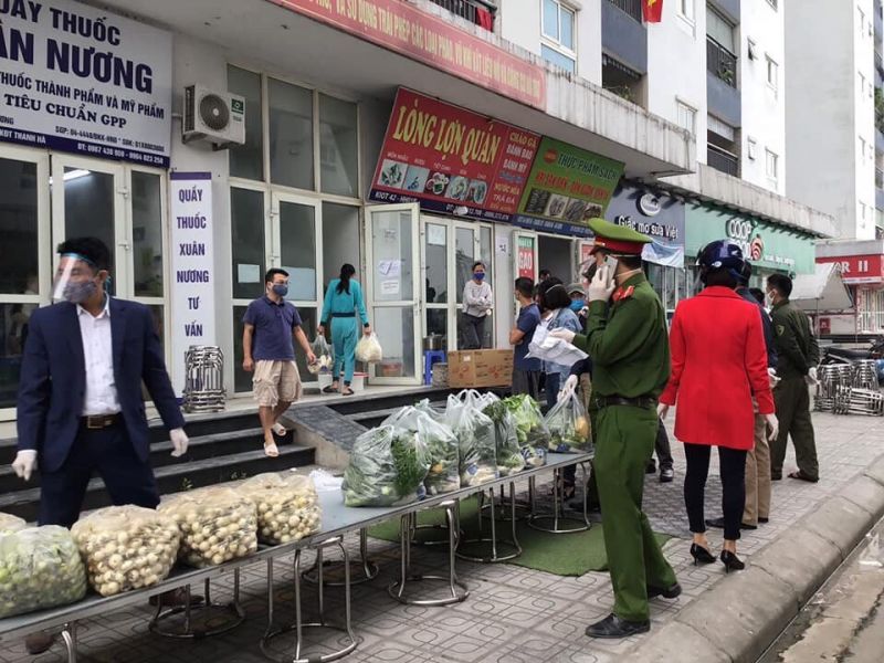 Hơn 1 tấn rau củ quả được các cá nhân và tổ chức ủng hộ cho cư dân toà nhà