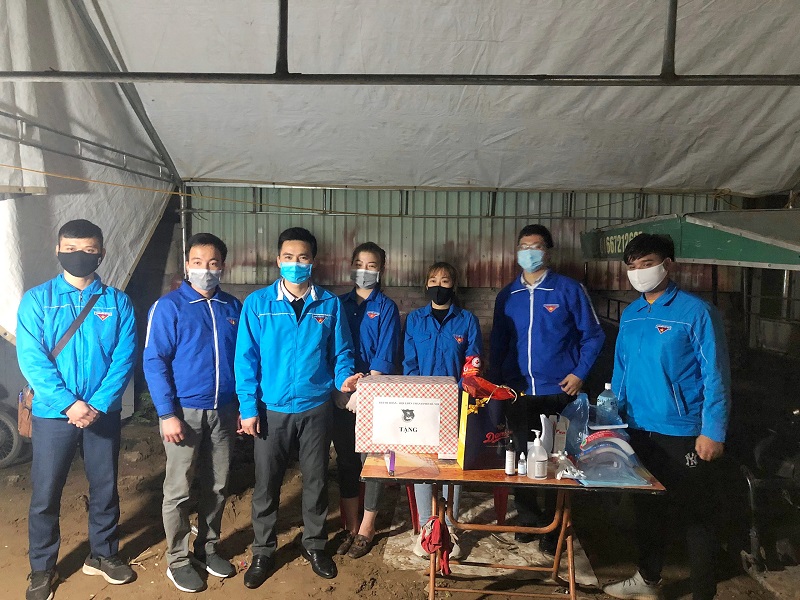 đồng chí Lý Duy Xuân - Phó Bí thư Thành đoàn làm trưởng đoàn đã đến thăm, động viên và tặng quà các đội hình thanh niên tình nguyện trực chốt tại  Đông Anh