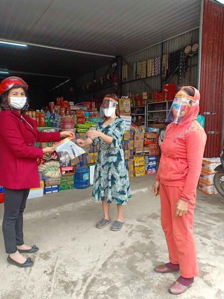 Cán bộ Hội phụ nữ các xã trên địa bàn huyện Mỹ Đức tặng mũ cho người dân