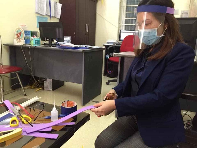 Chị em cán bộ hội viên huyện Phú Xuyên dùng những vật liệu dễ tìm như: dây chun, phụ liệu của nghề may mặc, các tấm xốp, tấm mi ca từ các làng nghề đồ da, đồ mỹ nghệ để làm mũ