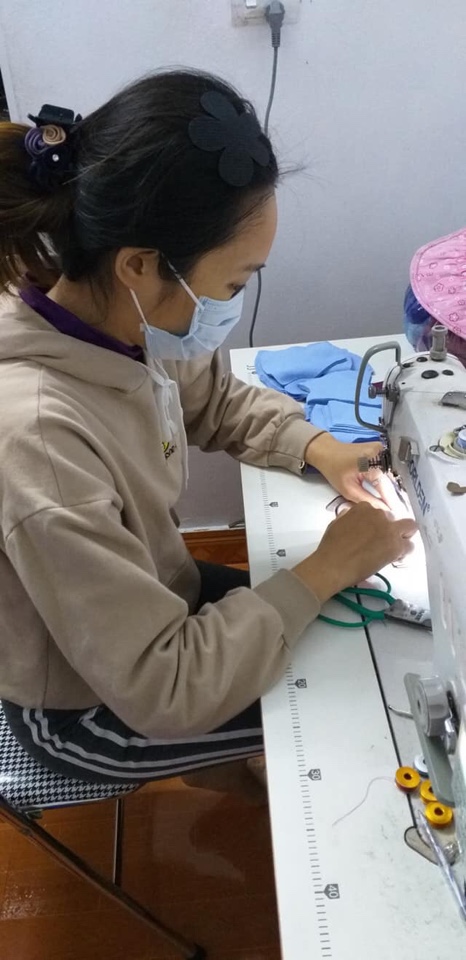 Khi may khẩu trang, các hội viên thực hiện đầy đủ các biện pháp phòng chống dịch (ảnh hội viên Hội LHPN huyện Phú Xuyên)