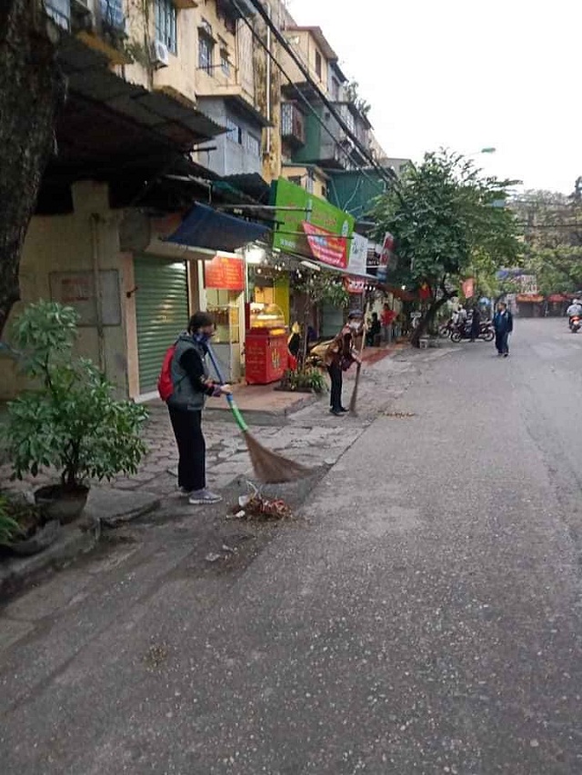 Mỗi hội viên tự đảm nhiệm công việc của mình, giữ cho phố ngõ luôn phong quang, sạch sẽ (Ảnh hội viên Hội LHPN quận Hai Bà Trưng) Mỗi hội viên tự đảm nhiệm công việc của mình, giữ cho phố ngõ luôn phong quang, sạch sẽ (Ảnh hội viên Hội LHPN quận Hai Bà Trưng)