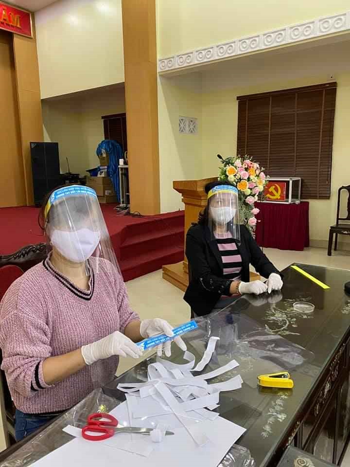 trên mỗi chiếc mũ đều gắn thêm khẩu hiệu “Phụ nữ chung tay đẩy lùi dịch bệnh Covid-19”. Cán bộ hội viên phụ nữ mong muốn mỗi khi ai đeo chiếc mũ này, hoặc thấy chiếc mũ này đều sẽ ý thức, trách nhiệm hơn trong phòng chống dịch bệnh Covid-19.