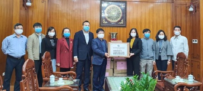 Hội LHPN huyện Sóc Sơn đã tổ chức trao tặng 100 bộ quần áo bảo hộ y tế, 100 chiếc khẩu trang y tế N95 và 200 mặt nạ chống giọt bắn cho được cho đại diện đơn vị tiếp nhận tại huyện ủy Sóc Sơn