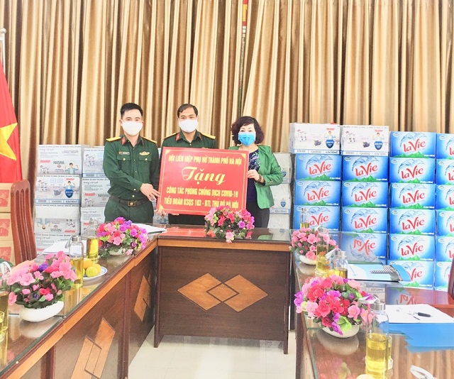 Đoàn công tác tặng quà cán bộ chiến sĩ Tiểu đoàn Kiểm soát quân sự 103