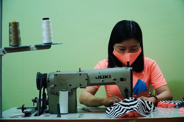 Hội LHPN huyện Thanh Trì bố trí mỗi nhóm may khẩu trang chỉ từ 1-2 hội viên để đảm bảo an toàn