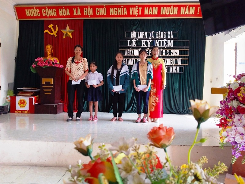 Trao tặng học bổng cho 4 cháu học sinh nghèo vượt khó của xã. Trao tặng học bổng cho 4 cháu học sinh nghèo vượt khó của xã.