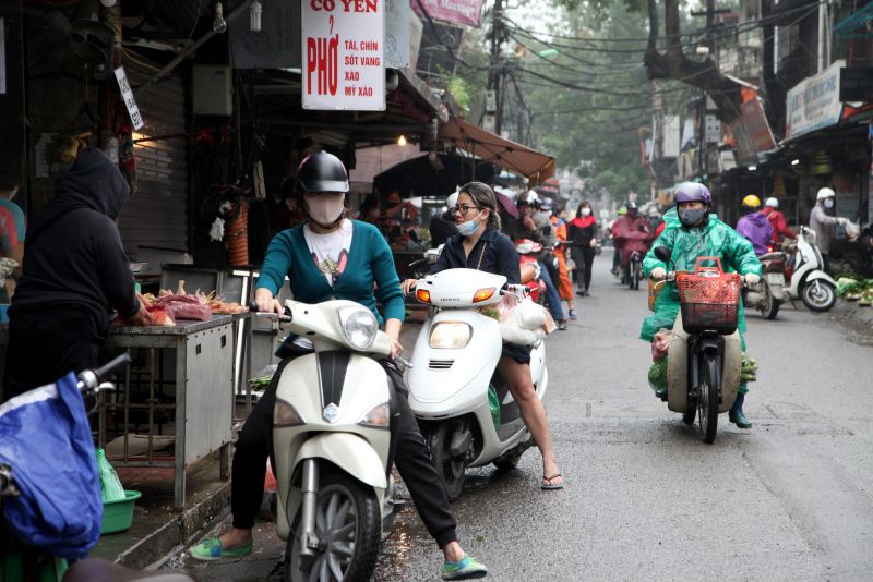 Các quầy hàng nhỏ hẹp nên người đi chợ chưa thực hiện đúng giãn cách xã hội