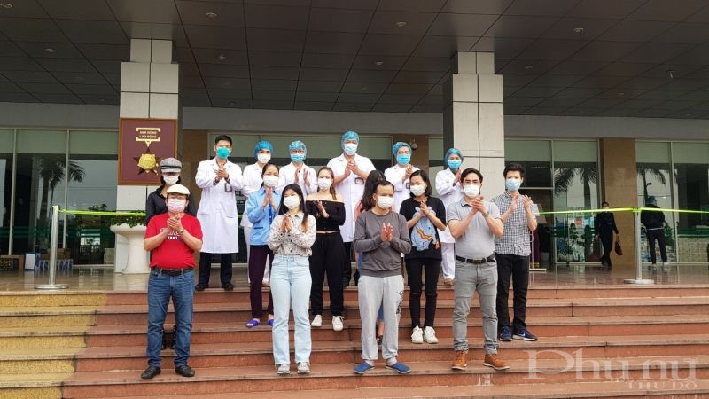 Các bệnh nhân được công bố khỏi bệnh vào chiều 7/4 tại BV Nhiệt đới TƯ cơ sở 2. Các bệnh nhân được công bố khỏi bệnh vào chiều 7/4 tại BV Nhiệt đới TƯ cơ sở 2.