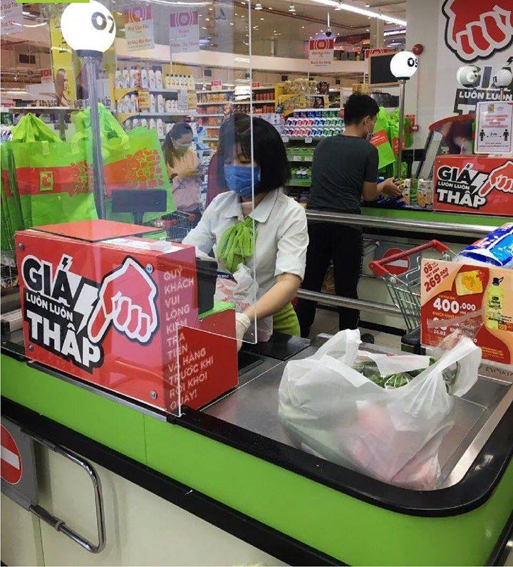 Tấm kính trong được lắp đặt tại quầy thu ngân của siêu thị để ngăn ngừa nguy cơ lây truyền bệnh qua tiếp xúc gần