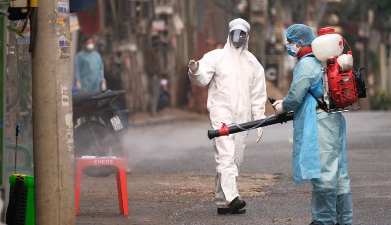 Phun khử khuẩn trên đường vào xóm Bàng