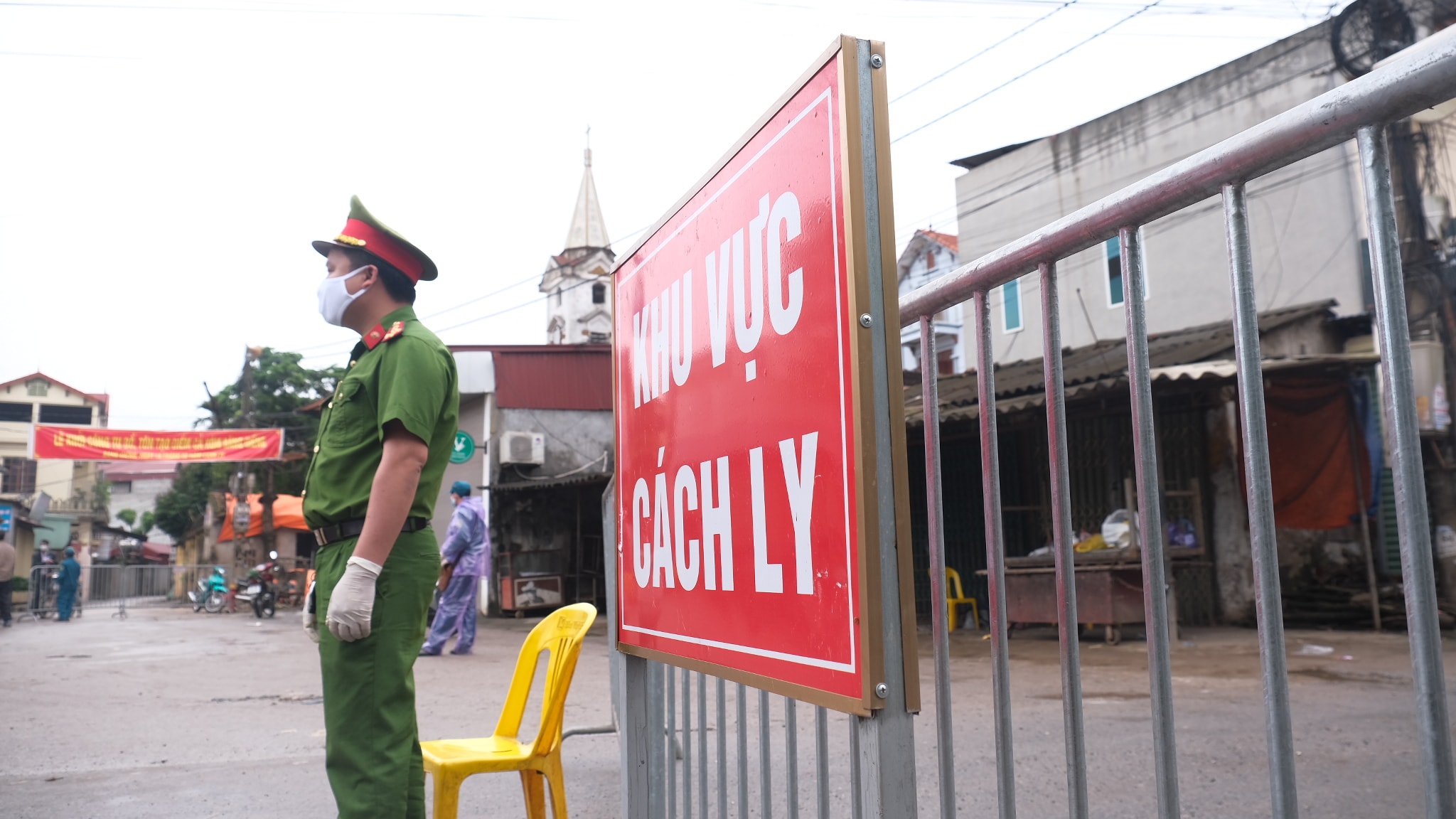 Lực lượng chức năng lập chốt cách ly tại xóm Bàng