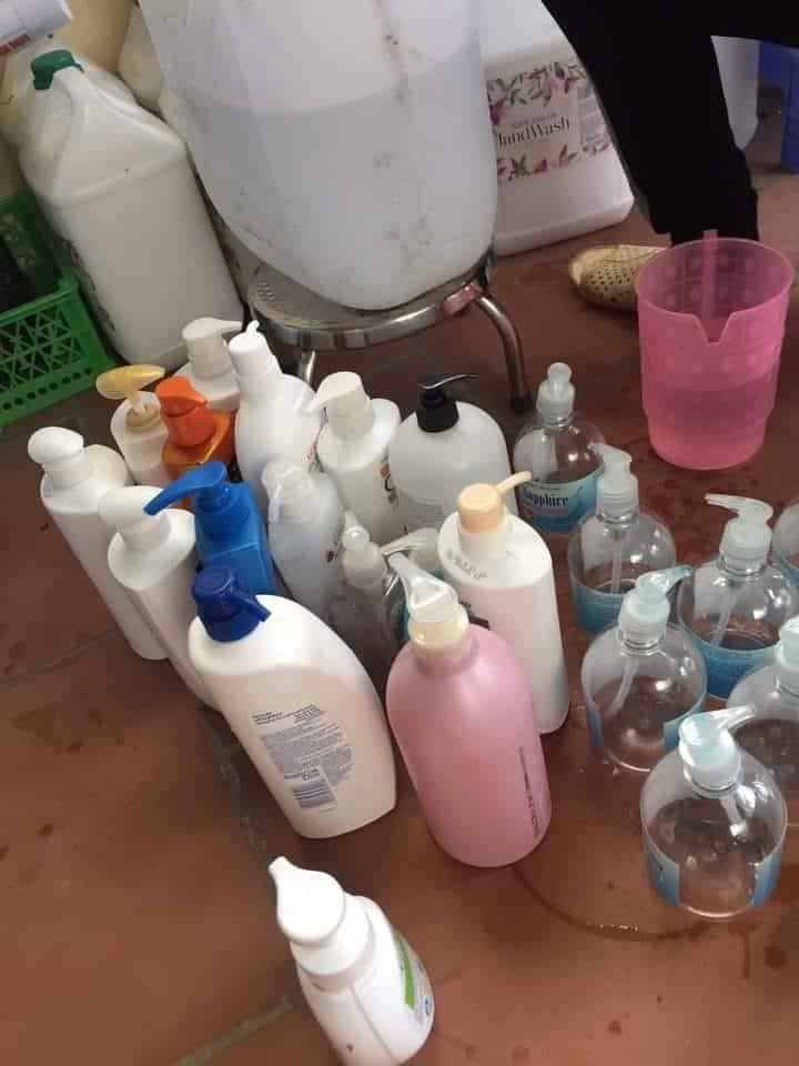 Nhóm thu gom chai nhựa cũ và tái chế để đựng gel rửa tay, quyên góp cho cộng đồng