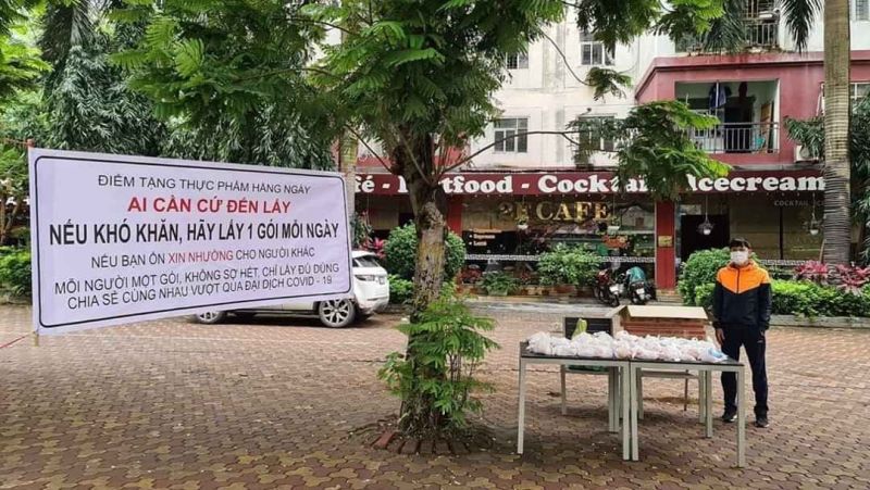 Điểm phát lương thực miễn phí cho người nghèo do người dân hảo tâm  quyên góp ở Hà Nội