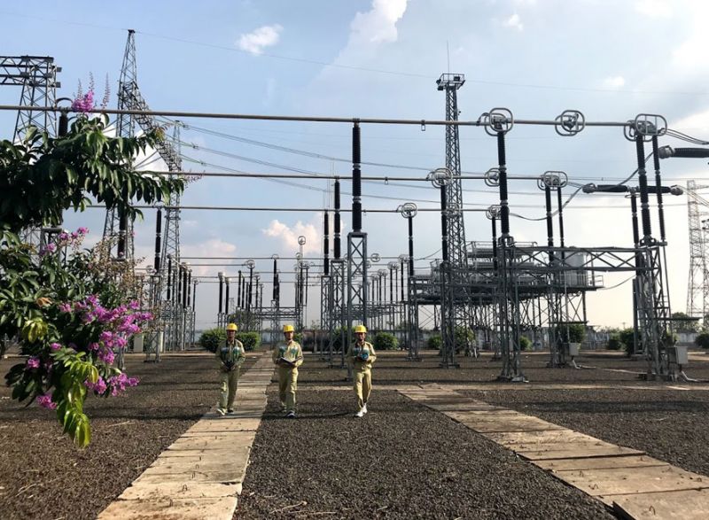 Nh&acirc;n vi&ecirc;n điện lực kiểm tra an to&agrave;n hệ thống tại Trạm biến &aacute;p 500kV Pleiku nhằm giảm tổn thất điện năng. Ảnh: Thanh Hải