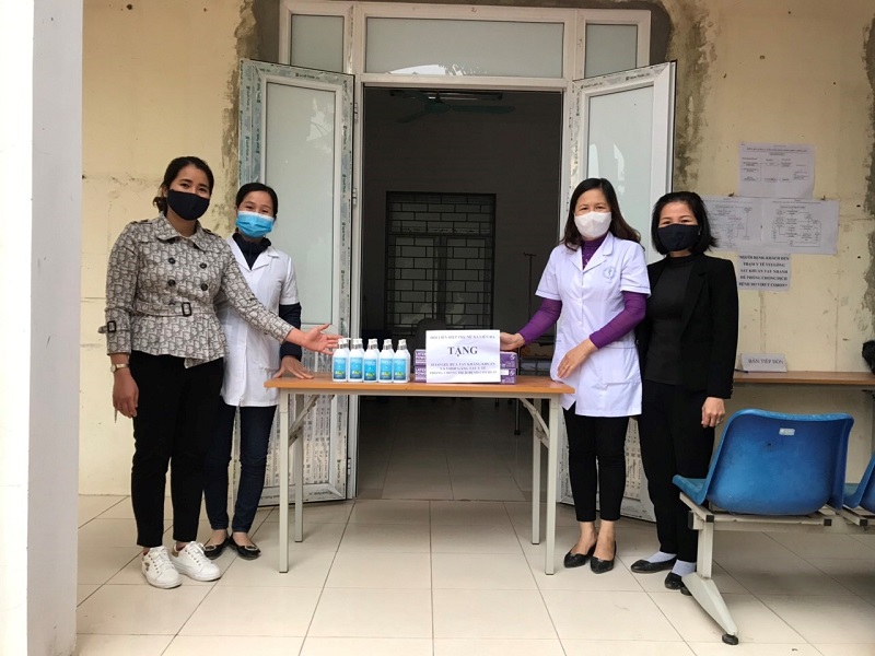 Hội LHPN xã Liên Hà tặng trang thiết bị cho Trạm y tế xã Hội LHPN xã Liên Hà tặng trang thiết bị cho Trạm y tế xã